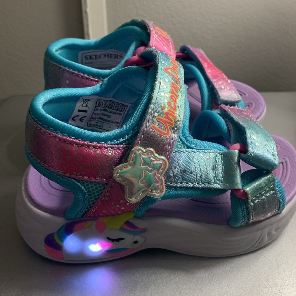 New Skechers Unicorn Sandals sz 6 with light